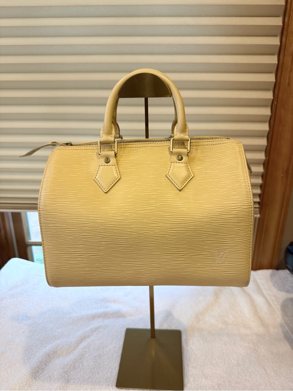 Louis Vuitton Epi Speedy 25 handbag in the color Vanilla